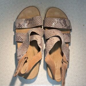 Clarks Artisan Perri Dunes sandal in a taupe snakeskin print. Size 9.5